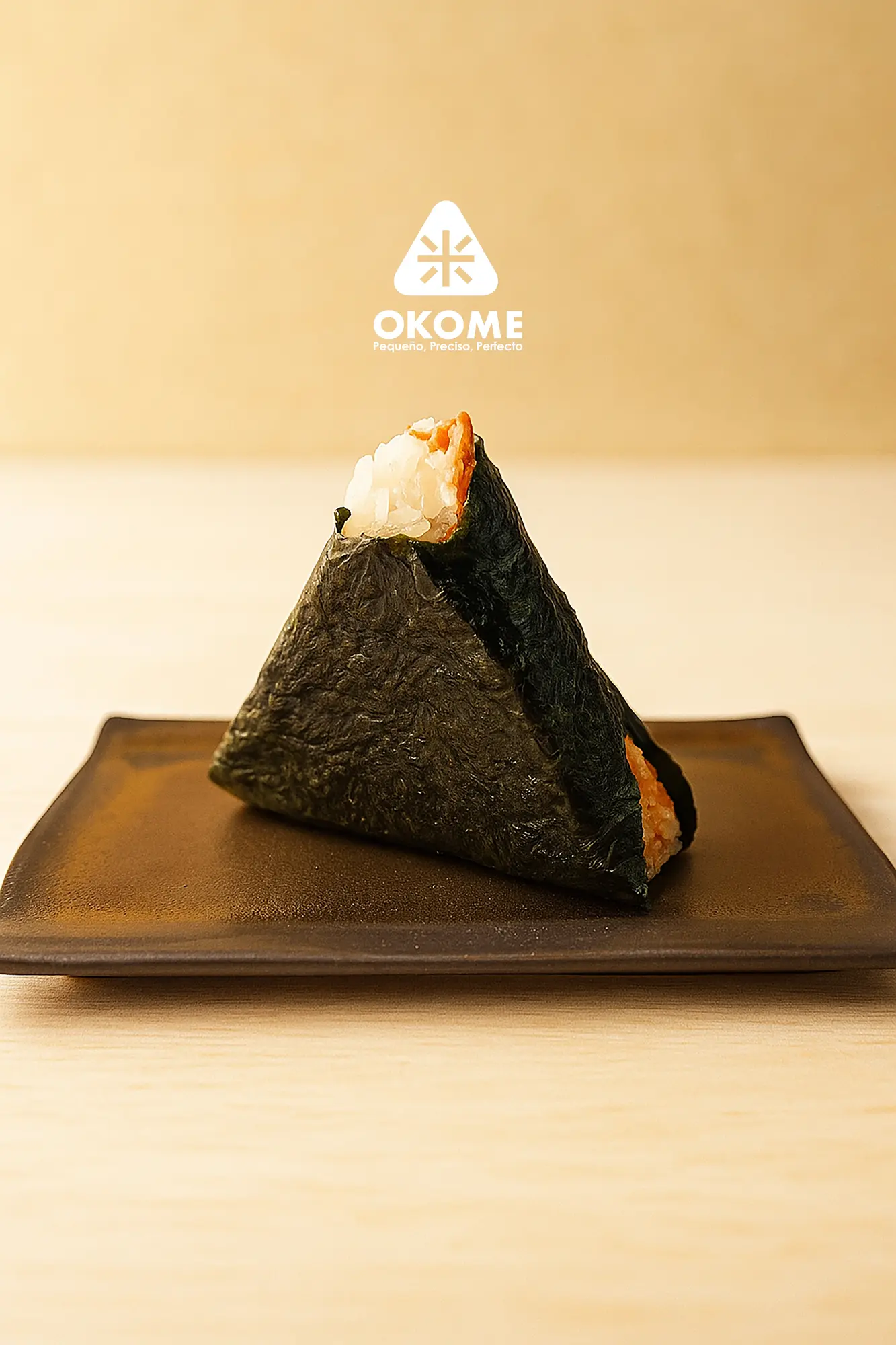 Primer plano de un onigiri OKOME generosamente relleno
